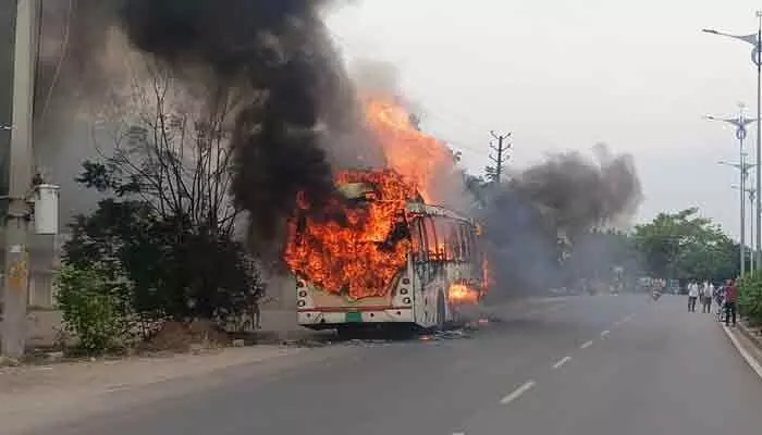 కరీంనగర్ టు హైదరాబాద్ ఎలక్ట్రిక్ బస్సులో చెలరేగిన మంటలు.. ప్రయాణికుల ఆర్తనాదాలు! కరీంనగర్ టు హైదరాబాద్ ఎలక్ట్రిక్ బస్సులో చెలరేగిన మంటలు.. ప్రయాణికుల ఆర్తనాదాలు!