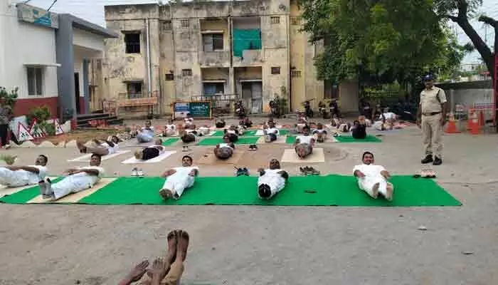 యోగాతోనే సంపూర్ణ ఆరోగ్యం.. కోదాడ పోలీసుల సందేశం యోగాతోనే సంపూర్ణ ఆరోగ్యం.. కోదాడ పోలీసుల సందేశం