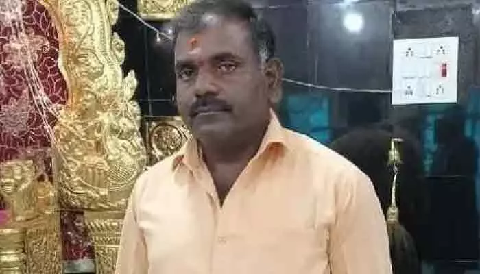 రియల్ ఎస్టేట్ కలిసిరాక.. అప్పుల ఊబిలో కూరుకుపోయి వ్యక్తి బలవన్మరణం రియల్ ఎస్టేట్ కలిసిరాక.. అప్పుల ఊబిలో కూరుకుపోయి వ్యక్తి బలవన్మరణం