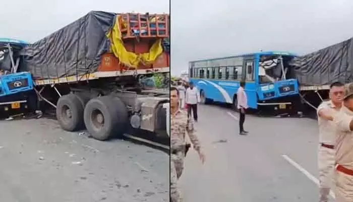 Accident: బెంగాల్లో ఘోర రోడ్డు ప్రమాదం.. స్పాట్లోనే ఐదుగురు దుర్మరణం Accident: బెంగాల్లో ఘోర రోడ్డు ప్రమాదం.. స్పాట్లోనే ఐదుగురు దుర్మరణం
