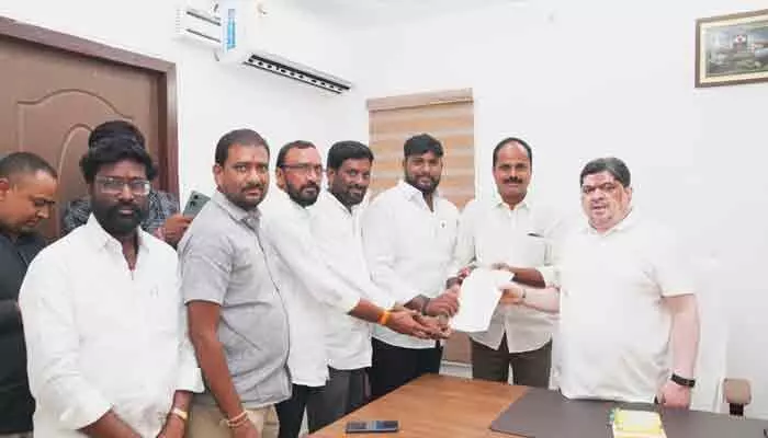 ఎల్కతుర్తి మండలంలో ఫైర్ స్టేషన్ ఏర్పాటు చేయాలని మంత్రికి వినతిపత్రం ఎల్కతుర్తి మండలంలో ఫైర్ స్టేషన్ ఏర్పాటు చేయాలని మంత్రికి వినతిపత్రం