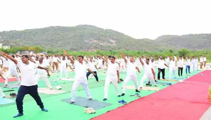 అంతర్గత శక్తిని మేల్కొల్పే అమూల్య సాధనం యోగ : ఎస్పీ మహేష్ బి.గీతే అంతర్గత శక్తిని మేల్కొల్పే అమూల్య సాధనం యోగ : ఎస్పీ మహేష్ బి.గీతే