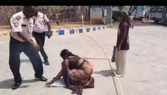 తల్లి కన్నీటి వేదన.. కూతురు కలల ఆవేదన తల్లి కన్నీటి వేదన.. కూతురు కలల ఆవేదన