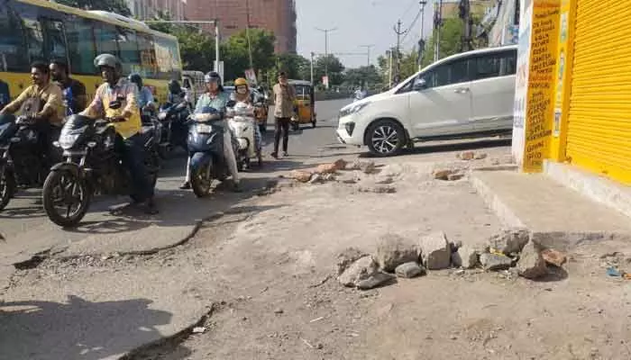 జాతీయ రహదారిపై అక్రమ అడ్డంకులు... జాతీయ రహదారిపై అక్రమ అడ్డంకులు...