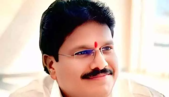 స్కూటీని ఢీకొన్న డీసీఎం వ్యాన్.. వ్యక్తి మృతి స్కూటీని ఢీకొన్న డీసీఎం వ్యాన్.. వ్యక్తి మృతి