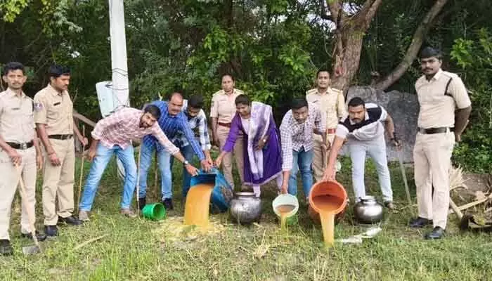 పలు ప్రాంతాల్లో ఎక్సైజ్ టీం దాడులు.. 650 లీటర్ల బెల్లం పానకం ధ్వంసం పలు ప్రాంతాల్లో ఎక్సైజ్ టీం దాడులు.. 650 లీటర్ల బెల్లం పానకం ధ్వంసం