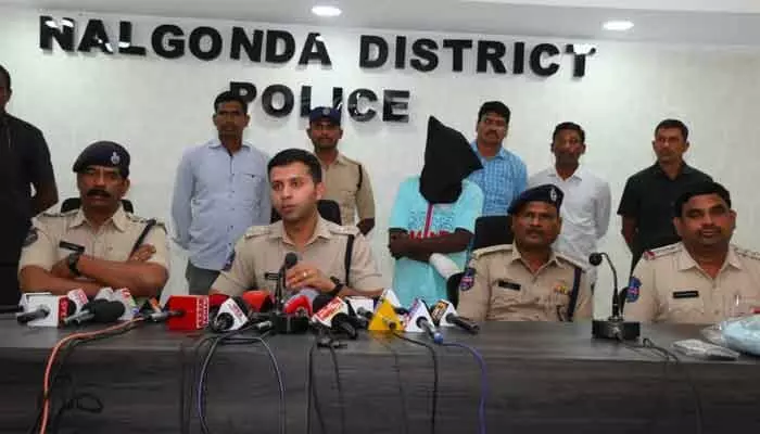 మహిళపై కక్షతోనే ముగ్గురి సజీవ దహనం.. వెలుగులోకి సంచలన నిజాలు మహిళపై కక్షతోనే ముగ్గురి సజీవ దహనం.. వెలుగులోకి సంచలన నిజాలు
