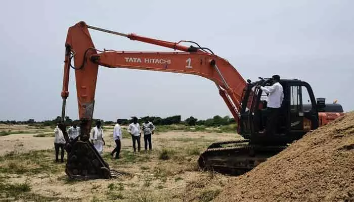 అక్రమ ఇసుక రవాణా టిప్పర్లను అడ్డుకున్న మాజీ ఎమ్మెల్యే అక్రమ ఇసుక రవాణా టిప్పర్లను అడ్డుకున్న మాజీ ఎమ్మెల్యే