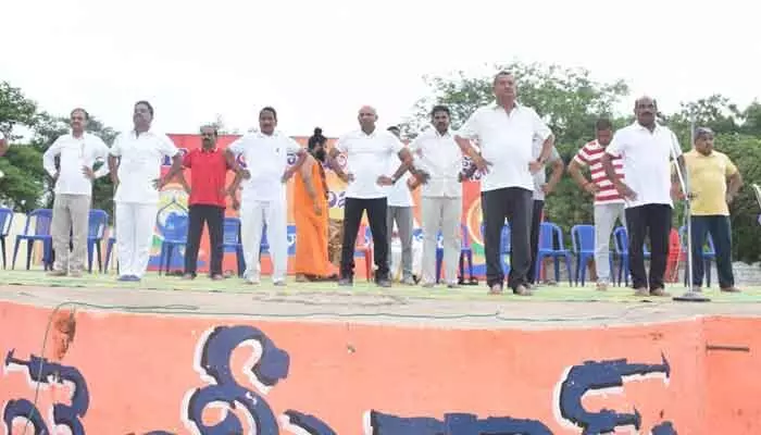 యోగాతో సంపూర్ణ ఆరోగ్యం సాధ్యం: ఎమ్మెల్యే బత్తుల లక్ష్మారెడ్డి యోగాతో సంపూర్ణ ఆరోగ్యం సాధ్యం: ఎమ్మెల్యే బత్తుల లక్ష్మారెడ్డి