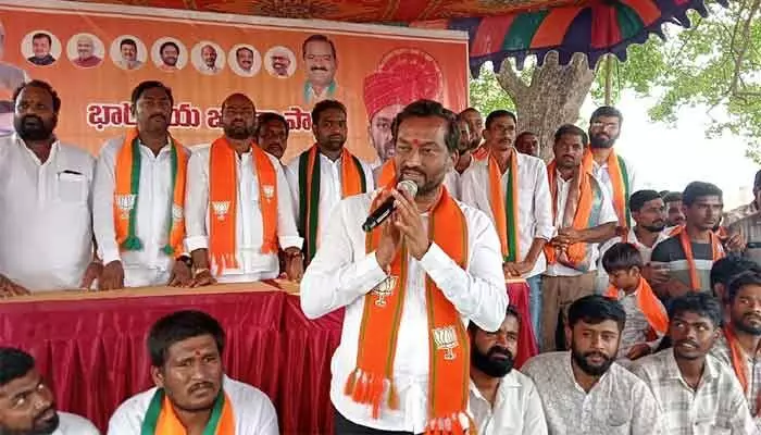 కేంద్రంపై నిరాధార ఆరోపణలు మానుకోవాలి.. ఎంపీ సంచలన వ్యాఖ్యలు కేంద్రంపై నిరాధార ఆరోపణలు మానుకోవాలి.. ఎంపీ సంచలన వ్యాఖ్యలు