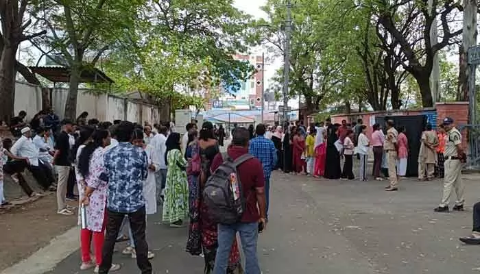 నీట్ విద్యార్థి కోసం రాష్ట్రపతి నిలయం గేట్లు ఓపెన్.. నీట్ విద్యార్థి కోసం రాష్ట్రపతి నిలయం గేట్లు ఓపెన్..