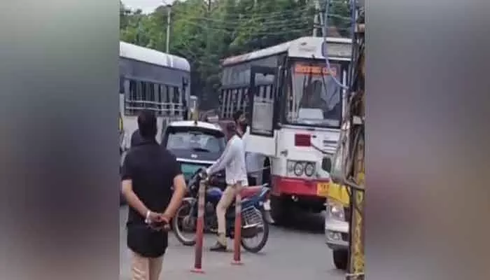 ఆర్టీసీ డ్రైవర్ పై దాడి చేసిన యువకునిపై కేసు నమోదు ఆర్టీసీ డ్రైవర్ పై దాడి చేసిన యువకునిపై కేసు నమోదు