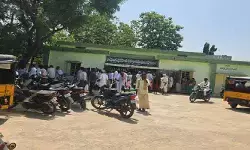 దౌల్తాబాద్ PACS వద్ద ఉద్రిక్తత.. 100% సబ్సిడీ విత్తనాల కోసం పోటెత్తిన రైతులు దౌల్తాబాద్ PACS వద్ద ఉద్రిక్తత.. 100% సబ్సిడీ విత్తనాల కోసం పోటెత్తిన రైతులు