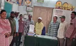 కుమారుడ్ని ప్రభుత్వ పాఠశాలలో చేర్పించిన ఉపాధ్యాయుడు