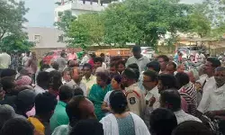 యూరియా కోసం రాజంపేట సొసైటీ వద్ద రైతుల ఆందోళన యూరియా కోసం రాజంపేట సొసైటీ వద్ద రైతుల ఆందోళన