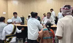 మా భూమికి దారి కల్పించండి.. కలెక్టర్కు రైతు వినతి మా భూమికి దారి కల్పించండి.. కలెక్టర్కు రైతు వినతి