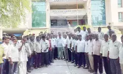ఆర్టీవో అధికారుల వేధింపులు ఆపాలి.. కాంక్రీట్ మిల్లర్స్ లేబర్ వెల్ఫేర్ అసోసియేషన్ సభ్యులు ఆర్టీవో అధికారుల వేధింపులు ఆపాలి.. కాంక్రీట్ మిల్లర్స్ లేబర్ వెల్ఫేర్ అసోసియేషన్ సభ్యులు