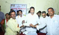 ప్రజల వద్దకే సంక్షేమ పథకాలు : మంత్రి లక్ష్మణ్ కుమార్