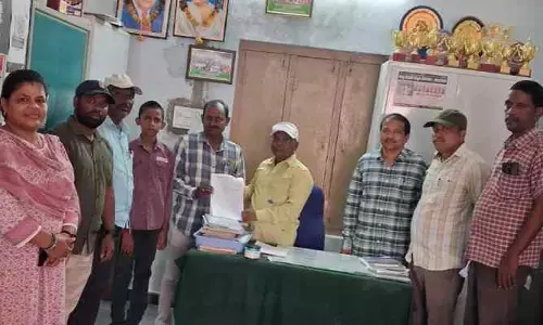 కుమారుడ్ని ప్రభుత్వ పాఠశాలలో చేర్పించిన ఉపాధ్యాయుడు