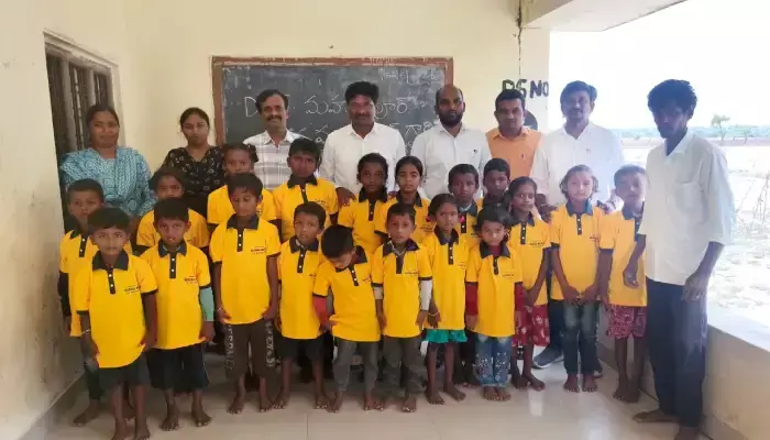 విద్యార్థులకు టీ షర్టుల పంపిణీ