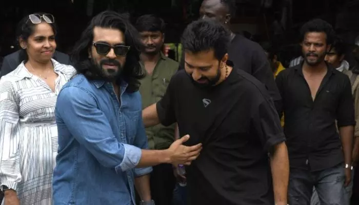 మెగా 158 సెట్స్లో సందడి చేసిన రామ్ చరణ్ మెగా 158 సెట్స్లో సందడి చేసిన రామ్ చరణ్