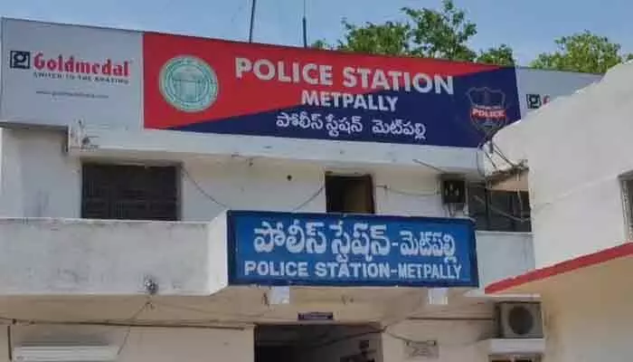 కత్తితో వ్యక్తిపై దాడి.. ముగ్గురిపై కేసు నమోదు కత్తితో వ్యక్తిపై దాడి.. ముగ్గురిపై కేసు నమోదు