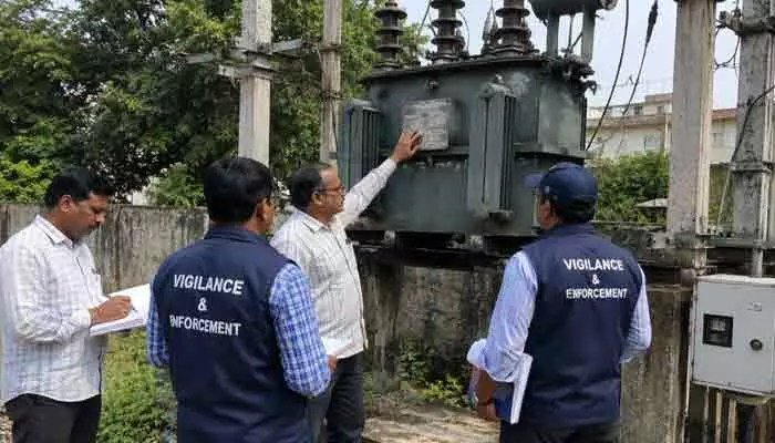 మక్తల్ విద్యుత్ కార్యాలయంలో విజిలెన్స్ అధికారుల ఆకస్మిక తనిఖీలు మక్తల్ విద్యుత్ కార్యాలయంలో విజిలెన్స్ అధికారుల ఆకస్మిక తనిఖీలు