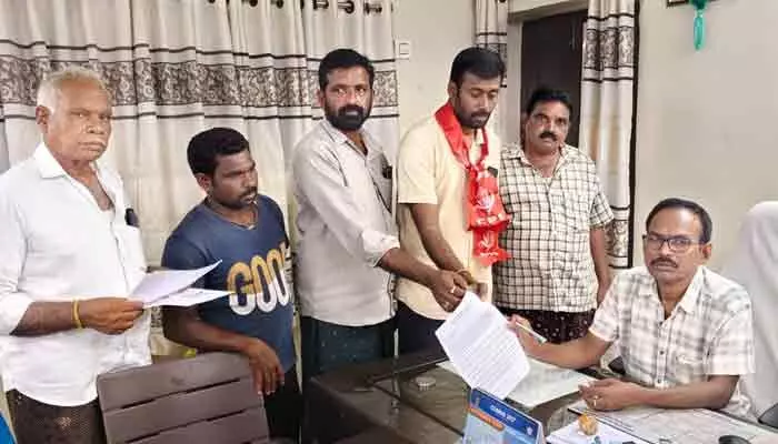 పాత పద్ధతిలోనే రైతులకు యూరియా అందజేయాలి.. వినతిపత్రం అందజేత పాత పద్ధతిలోనే రైతులకు యూరియా అందజేయాలి.. వినతిపత్రం అందజేత