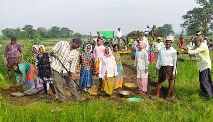 ఉపాధి హామీ పథకంలో ఇందిరమ్మ ఇళ్ల లబ్ధిదారులకు ఊరట ఉపాధి హామీ పథకంలో ఇందిరమ్మ ఇళ్ల లబ్ధిదారులకు ఊరట