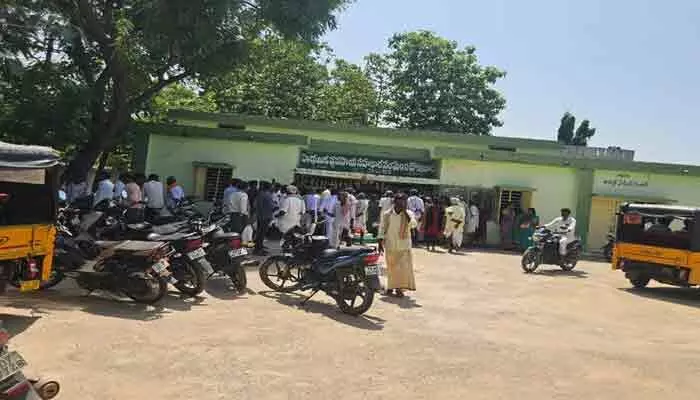 దౌల్తాబాద్ PACS వద్ద ఉద్రిక్తత.. 100% సబ్సిడీ విత్తనాల కోసం పోటెత్తిన రైతులు దౌల్తాబాద్ PACS వద్ద ఉద్రిక్తత.. 100% సబ్సిడీ విత్తనాల కోసం పోటెత్తిన రైతులు