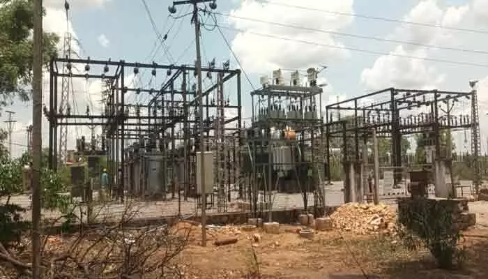 అప్రకటిత కరెంట్ కోతలతో అన్నదాతల ఆందోళన.. పట్టించుకోని అధికారులు అప్రకటిత కరెంట్ కోతలతో అన్నదాతల ఆందోళన.. పట్టించుకోని అధికారులు