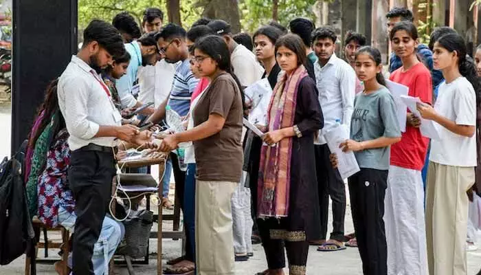 నీట్ రీ-ఎగ్జామ్లో సైతం భారీ మోసం.. బీహార్లో సిబ్బందితో కలిపి 30 మంది అరెస్ట్! నీట్ రీ-ఎగ్జామ్లో సైతం భారీ మోసం.. బీహార్లో సిబ్బందితో కలిపి 30 మంది అరెస్ట్!