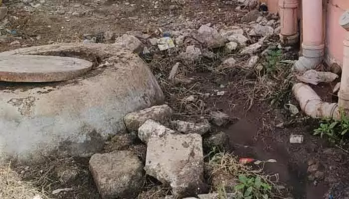వెల్దుర్తిలో కంపుకొడుతున్నడబుల్ బెడ్ రూమ్ కాలనీ వెల్దుర్తిలో కంపుకొడుతున్నడబుల్ బెడ్ రూమ్ కాలనీ