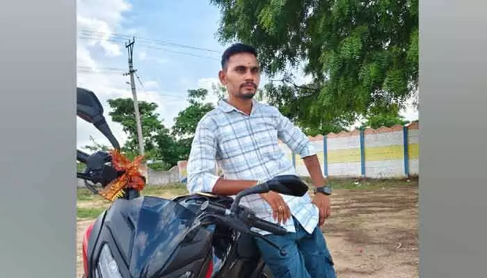 ప్రేయసి దూరం కావడంతో యువకుడి ఆత్మహత్య ప్రేయసి దూరం కావడంతో యువకుడి ఆత్మహత్య