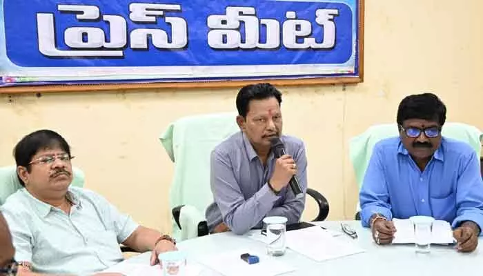 సింగరేణిలో బొగ్గు మాయమైందనేది పూర్తిగా అవాస్తవం : సుంకర మధుసూదన్ సింగరేణిలో బొగ్గు మాయమైందనేది పూర్తిగా అవాస్తవం : సుంకర మధుసూదన్