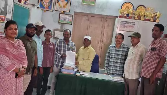 కుమారుడ్ని ప్రభుత్వ పాఠశాలలో చేర్పించిన ఉపాధ్యాయుడు కుమారుడ్ని ప్రభుత్వ పాఠశాలలో చేర్పించిన ఉపాధ్యాయుడు