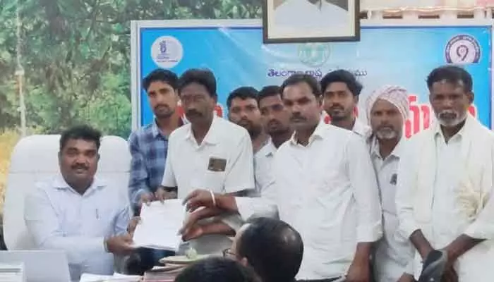 త్రిబుల్ ఆర్ బాధిత రైతులు ఆర్డీవోకు వినతి.. త్రిబుల్ ఆర్ బాధిత రైతులు ఆర్డీవోకు వినతి..