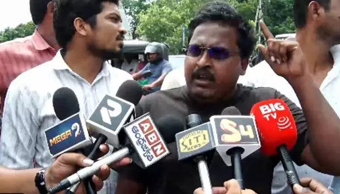సీఐ నాగరాజును నిర్దోషిగా ప్రకటించాలి: కృష్ణలంక ప్రజల భారీ ర్యాలీ సీఐ నాగరాజును నిర్దోషిగా ప్రకటించాలి: కృష్ణలంక ప్రజల భారీ ర్యాలీ