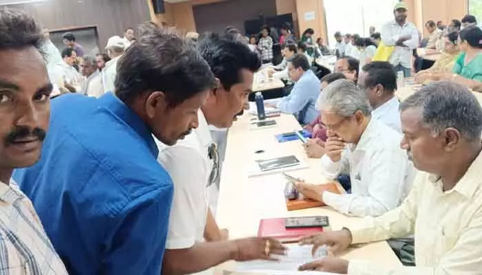 అధిక ఫీజుల వసూళ్లు.. ప్రజావాణిలో తల్లిదండ్రుల ఫిర్యాదు అధిక ఫీజుల వసూళ్లు.. ప్రజావాణిలో తల్లిదండ్రుల ఫిర్యాదు