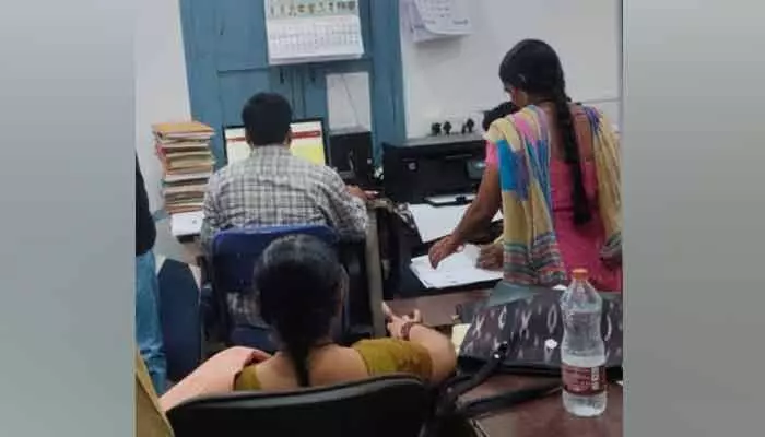 దిశ ఎఫెక్ట్ : ఈఎస్ఐ కార్డుల తప్పులు సరిచేసిన కుమారి కన్సల్టెన్సీ దిశ ఎఫెక్ట్ : ఈఎస్ఐ కార్డుల తప్పులు సరిచేసిన కుమారి కన్సల్టెన్సీ