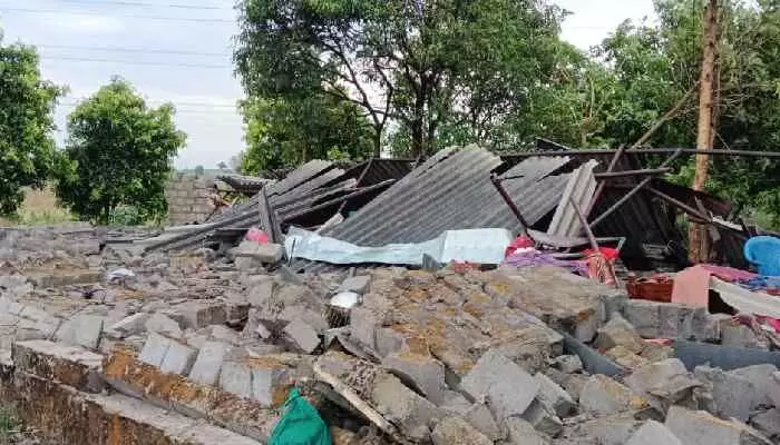 గాలివానకు కూలిపోయిన ఇల్లు గాలివానకు కూలిపోయిన ఇల్లు