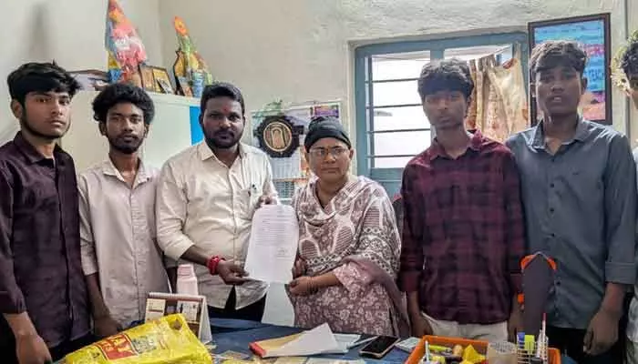 జీవో 42ను తుంగలో తొక్కుతున్న ప్రైవేట్ స్కూళ్లు జీవో 42ను తుంగలో తొక్కుతున్న ప్రైవేట్ స్కూళ్లు