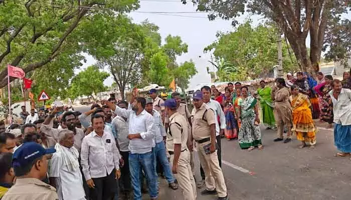 రెండు గ్రామాల మధ్య చిచ్చు పెట్టిన డంపింగ్ యార్డ్.. రెండు గ్రామాల మధ్య చిచ్చు పెట్టిన డంపింగ్ యార్డ్..