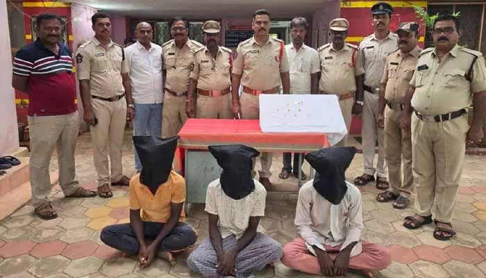 దేవాలయాల్లో చోరీలు.. ముగ్గురు దొంగల అరెస్ట్ దేవాలయాల్లో చోరీలు.. ముగ్గురు దొంగల అరెస్ట్