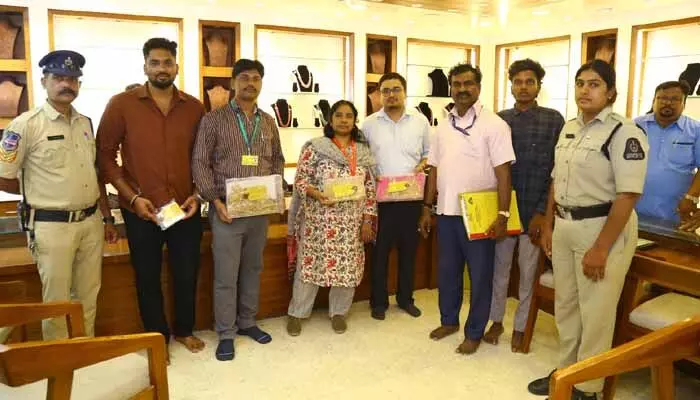 హాల్మార్క్ నిబంధనలకు పాతర.. అబిడ్స్లో 1.6 కిలోల బంగారం సీజ్ హాల్మార్క్ నిబంధనలకు పాతర.. అబిడ్స్లో 1.6 కిలోల బంగారం సీజ్