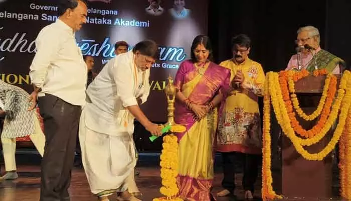 పర్యాటక ప్రదేశాల్లో కళాకారులకు వసతి రాయితీ కల్పించాలి: డిప్యూటీ సీఎం పర్యాటక ప్రదేశాల్లో కళాకారులకు వసతి రాయితీ కల్పించాలి: డిప్యూటీ సీఎం