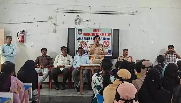 మత్తు పదార్థాలకు దూరంగా ఉంటూ, ఉజ్వల భవిష్యత్తును నిర్మించుకోవాలి : ఏసీపీ మాధవి మత్తు పదార్థాలకు దూరంగా ఉంటూ, ఉజ్వల భవిష్యత్తును నిర్మించుకోవాలి : ఏసీపీ మాధవి