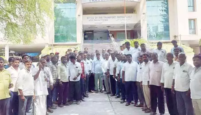 ఆర్టీవో అధికారుల వేధింపులు ఆపాలి.. కాంక్రీట్ మిల్లర్స్ లేబర్ వెల్ఫేర్ అసోసియేషన్ సభ్యులు ఆర్టీవో అధికారుల వేధింపులు ఆపాలి.. కాంక్రీట్ మిల్లర్స్ లేబర్ వెల్ఫేర్ అసోసియేషన్ సభ్యులు