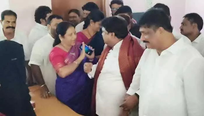 సికింద్రాబాద్ హస్తం పార్టీలో ‘ప్రోటోకాల్’ వార్: బహిరంగంగానే నేతల వాగ్వాదం! సికింద్రాబాద్ హస్తం పార్టీలో ‘ప్రోటోకాల్’ వార్: బహిరంగంగానే నేతల వాగ్వాదం!