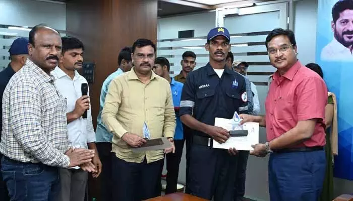 డీఆర్ఎఫ్ సిబ్బందికి హైడ్రా కమిషనర్ అభినందనలు డీఆర్ఎఫ్ సిబ్బందికి హైడ్రా కమిషనర్ అభినందనలు